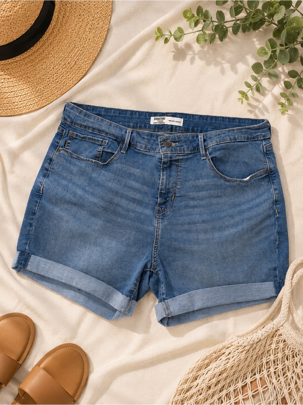 Levi Strauss Signature mid-rise Denim Shorts Women’s Size 16 Light Wash-Cuffed